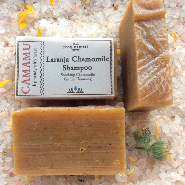Camamu's Laranja Chamomile Shampoo is made from eight richly moisturizing and conditioning oil, an energizing essential oil blend of lemongrass, litea and clove and a infusion of organic chamomile. Using this product creates no plastic-bottle waste.
